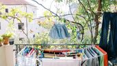 Ropa tendida en la terraza de una casa 