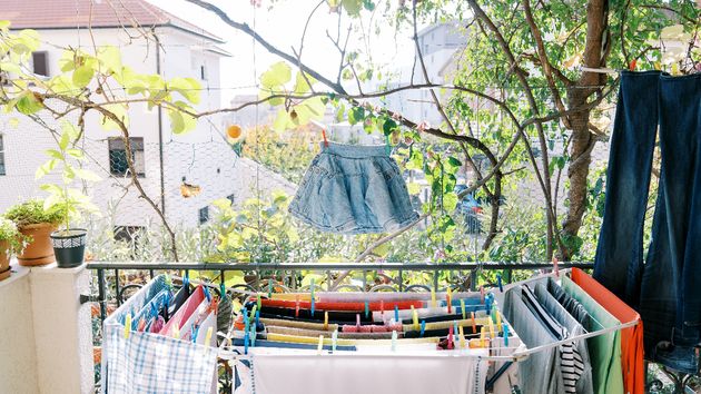 Ropa tendida en la terraza de una casa 