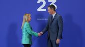 Meloni y Pedro Sánchez se dan la mano