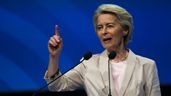 Úrsula von der Leyen levanta un dedo