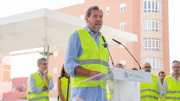 Óscar Puente hablando desde un atril