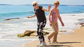 Dos personas mayores felices en la playa