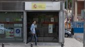 Hombre andando delante oficina SEPE