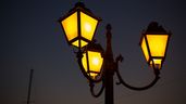 Farolas encendidas precio de la luz