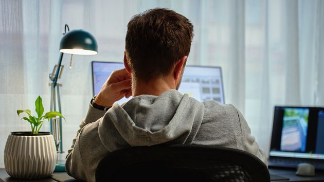 Un hombre teletrabajando en casa