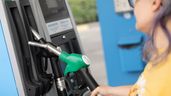 Mujer en una gasolinera
