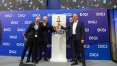 Directivos de Digi tocando la campana