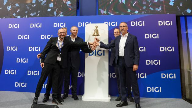 Directivos de Digi tocando la campana
