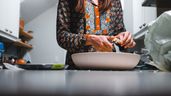 Una mujer cocinando en casa