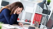 Una mujer trabajando en una oficina 