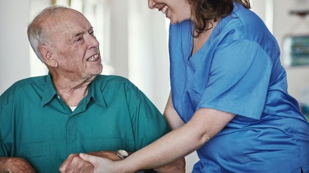 Un anciano con su cuidadora 