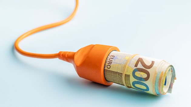 Un enchufe que finaliza en billetes de euro
