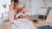 Una mujer preocupada con un bebé