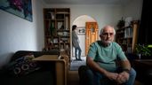Padre e hija en el salón de la casa