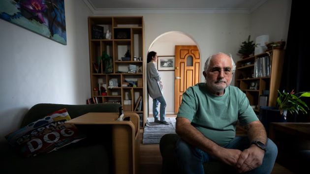 Padre e hija en el salón de la casa