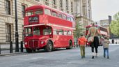 Un autobús rojo londinense en una parada