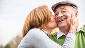 Imagen representativa un anciano junto a una mujer 