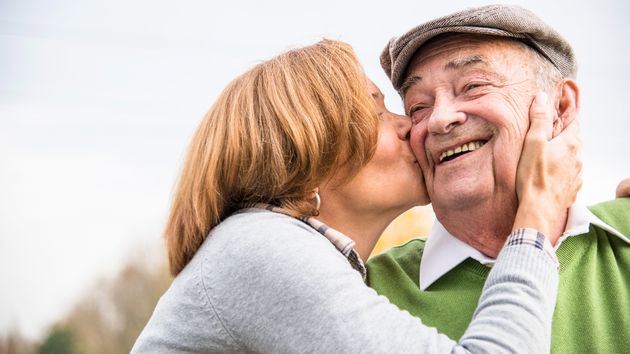 Imagen representativa un anciano junto a una mujer 