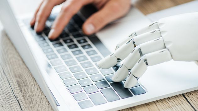 Mano robótica y humana