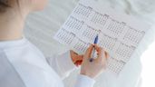 Una trabajadora revisando el calendario