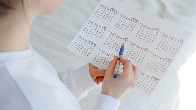 Una trabajadora revisando el calendario