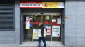 Hombre caminando delante oficina SEPE