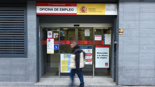 Hombre caminando delante oficina SEPE