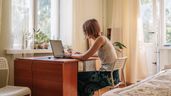 Una mujer teletrabajando desde casa