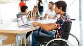 Persona con discapacidad trabajando ante un ordenador