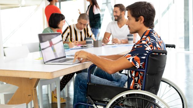 Persona con discapacidad trabajando ante un ordenador