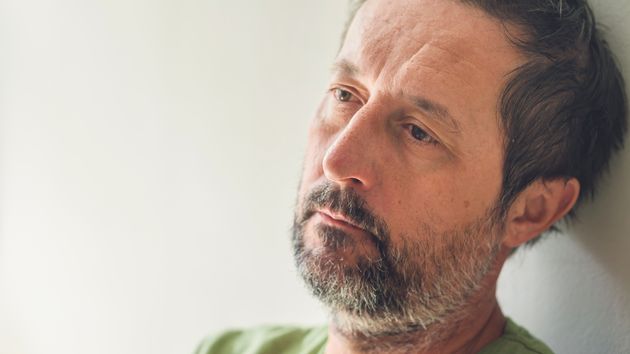 Un hombre aleatorio con rostro serio