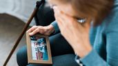 Una mujer triste mirando una foto 