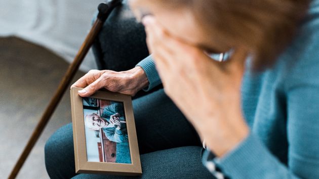 Una mujer triste mirando una foto 
