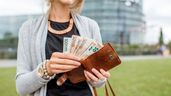 Una mujer con dinero en la cartera 