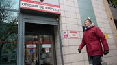 Persona por delante de una oficina de empleo