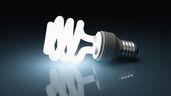 Una bombilla LED encendida