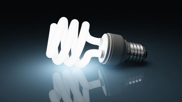 Una bombilla LED encendida