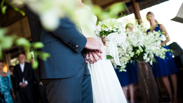 Una pareja en su boda