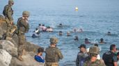 Militares en la frontera mientras los migrantes pasan a nado