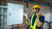 un electricista trabajando