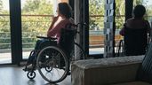 Mujer en silla de ruedas