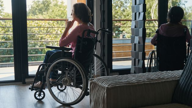 Mujer en silla de ruedas