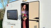 Eva en la puerta de su caravana