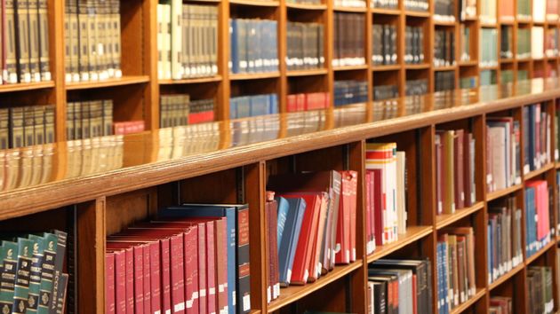 Estanterías de una biblioteca
