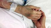 Sosteniendo la mano de una persona hospitalizada