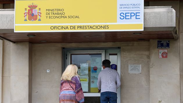 Varias personas entrando a una oficina del SEPE
