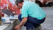 un albañil trabajando