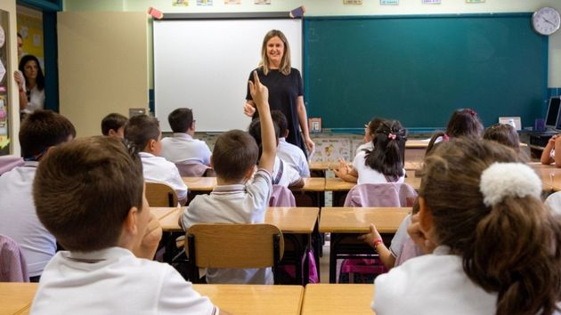 Maestra dando clase