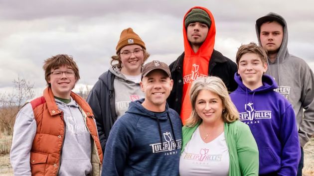 Un padre de seis hijos deja su trabajo en Amazon y se hace agricultor: “Sigo trabajando desde las 5 de la mañana hasta la hora de acostarme, pero ahora estoy en casa”