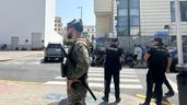 Polciía y militares ante un edificio donde hay menores migrantes